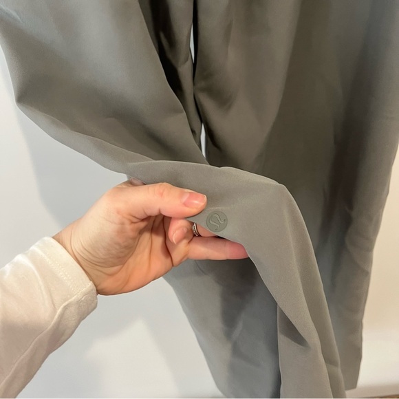 NWT Lululemon On The Fly Pant *Wide Leg Woven 31.5"
Grey Sage - Picture 9 of 12